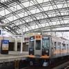 鉄道のセキュリティ向上などが期待されているミリ波による伝送システム。試験には試運転列車が仕立てられる。写真は甲子園駅。