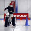 ブリヂストン BLIZZAK VRX3に採用された新発泡ゴムを巻き付けたタイヤを三輪車で試走する藤島知子