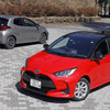 トヨタ ヤリス ハイブリッド G（手前）とガソリン車のZ（奥）