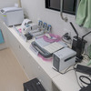 血液ガス分析装置の奥には、卓上遠心機や、PCR検査機、血液凝固分析装置などが置かれている。