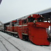 ラッセルヘッド付きのDE15形が冬季の臨時列車としてノロッコ号を牽引したこともあった。1999年12月23日。富良野線富良野駅。