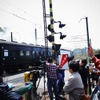 室蘭本線でSL列車を撮影する、いわゆる「撮り鉄」の皆さん。2012年5月20日。