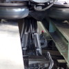 ハの字の部品が懸垂リンク。リンクの間に見えるワイアが、車両最終的につり下げる安全鋼索だ。「落ちないお守り」として購入できる。