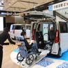 N-BOXの車いす仕様車。介助者は乗り込みを補助するが、電動で車いすを引き上げてくれるので、力を入れて押す必要はない