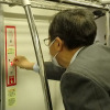 訓練用車両で非常通報装置を押す斉藤国交相。