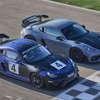 ポルシェ ケイマンGT4 RSクラブスポーツ（左）とケイマンGT4 RS（右）