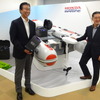 ホンダ　電動船外機のコンセプト　加藤稔氏（左）と板井義春氏