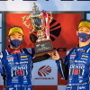 GT300クラスのチャンピオンを獲得した井口卓人（左）と山内英輝（右）