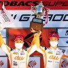 GT500クラスのチャンピオンを獲得した関口雄飛（左）と坪井翔（右）