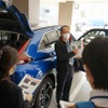 避難所に到着した車両の説明を受ける職員