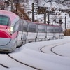 床下の大半がカバーで覆われている秋田新幹線E6系。それでも巻き込んだ雪が付着し、以前は盛岡駅で手作業による雪落としが行なわれていたが、現在は田沢湖線内の大釜駅（岩手県滝沢市）に融雪装置が置かれている。