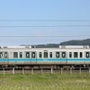 1000形ワイドドア車のサイドビュー。運転室直後のドアは幅1500mm、それ以外は当初2000mmだったが、1998年にはドアが左右200mmずつ引き残すように改造されている。