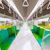 400系ロングシート車の車内。天井は落ち着いた配色、壁面と床面を明るい配色となり、吊り広告を廃止して開放感ある車内とされる。シートは背もたれが高くなり、荷物棚は100mm低くなる。照明はLEDで、空気清浄機も備える。
