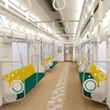 30000A系の車内。シートは背もたれにゴールドイエロー、座面にターコイズブルーを配し、車内全体が明るく軽やか、爽やかになるよう重心を下方に置いている。仕切りや壁面にもドットがデザインされている。大型荷物の利用者向けにドア付近のスペースが一部拡大。ドアの開閉はチャイムとランプで通知され、開いているドアの位置を知らせる誘導鈴も設置される。照明はLEDで、車内浄化装置を全車に装備。
