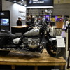 BMWモトラッドジャパンは、主催するMOONEYESとのコラボレーションを実現した『R18クラシック』を展示。