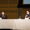 住友ゴム工業の年末社長会見の様子。右が山本悟社長で、左が木滑和生副社長