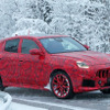 クリスマス仕様!? マセラティ新型SUV『グレカーレ』プロトタイプ、LED初点灯＆グリル全開！