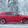 クリスマス仕様!? マセラティ新型SUV『グレカーレ』プロトタイプ、LED初点灯＆グリル全開！