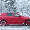 クリスマス仕様!? マセラティ新型SUV『グレカーレ』プロトタイプ、LED初点灯＆グリル全開！