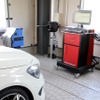 専用機（ARAGO V3D3アライナー）で、足回りの状態をチェックしている様子