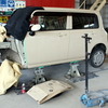 作業中の車両。ほかにもコーティングやウインドウフィルム施工も受け付ける