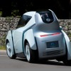 日産ランドグライダー、走行シーン。車体の傾きやフェンダーの移動に注目（2009年）