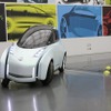日産ランドグライダー、走行シーン。車体の傾きやフェンダーの移動に注目（2009年）