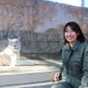 ホワイトタイガーの「カーラ」と飼育係の桜井利花さん