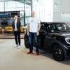 ドイツで2021年に1万台目となるMINIのEVの納車式