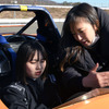 猪爪杏奈さん（右）に学ぶ編集部員イオナ（左）