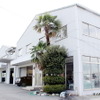 牛川工場では、主に事故車の修理や塗装作業などを行っている