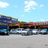 交通量が多い好立地に店舗を構えるワカマツ自動車