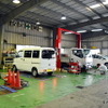 ハイブリッド車、トラック、軽ワゴンなど、さまざまな車種の車検・整備を依頼できる（東大阪工場）