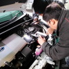 新型プリウスを分解しているところ。部品の取り付け方や最新の溶接技術を学んでいる