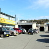 「山陰ボデー」は地元のお客さまからの相談や依頼が絶えず、店舗前はいつもお客さまの車で埋め尽くされている