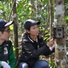 トラの生息調査のための自動撮影カメラを設置する活動の様子 ©WWF Japan