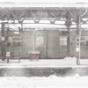 湿った降雪が続く小樽駅（1月12日12時頃）。倶知安方面へは12時34分発から運行を再開しているが、札幌方面へは千歳線で運行を見合わせている関係で、大幅に減便されている。