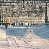 全面が雪に覆われ線路が見えなくなった22年前、冬の札幌駅東側構内での作業。当時は『トワイライトエクスプレス』などの長距離列車も運行されていたが、手前の駅で打ち切られ、除雪作業が日中に続けられた。2000年2月25日。