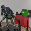 高所作業車のゴンドラが倒れたシーンをVRで体験すると、身体も倒れていく感覚に陥る。
