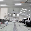 広々とした本社工場内。1台ごとに十分な作業スペースが確保されている