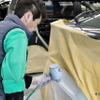 塗装吹き付け作業の様子。技術の高さもウリのひとつだ