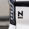 専用ブラック加飾のN-BOXエンブレム