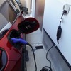 充電するマツダ MX-30 EV