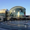JR四国高松駅（2019年）。この右手に駅ビルが建てられる。瀬戸大橋線が開業するまでは宇高連絡船が発着する四国の玄関駅として名高かったが、近年はJR、私鉄、高速バス、フェリーも含めた公共交通の結節点として機能。体育館や大学の建設も計画されており、利用者の増加が見込まれている。