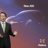 三菱の新型『ASX』がルノーの最量販車種をベースにすることが発表された。写真は三菱自動車の加藤隆雄CEOとASXのデザインスケッチ
