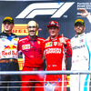 キミ・ライコネン（右から2人目）。F1最終勝利となった2018年アメリカGPの表彰式にて。