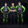 カワサキ・レーシングチームMXGPライダーとピルホネン（中央）