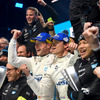 1-2を祝うメルセデス陣営（中央右がデ・フリーズ、同左がバンドーン）。