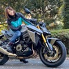スズキ GSX-S1000 新型と小鳥遊レイラさん