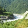 姫川沿いを北上する下り列車。2007年6月23日。